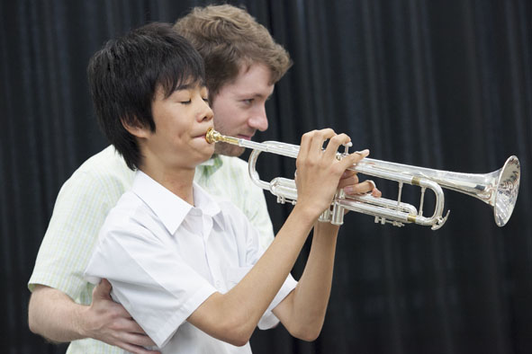 葛飾総合高校吹奏楽部でのレッスンでの一幕。肋骨の使い方、息の吐き方を伝えています。(2013年）